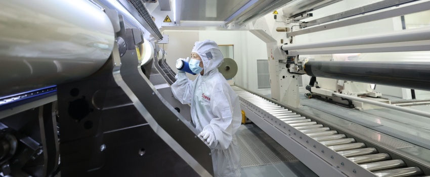 技術(shù)攻堅(jiān)結(jié)碩果！合肥樂凱成功下線超寬幅超薄高端光學(xué)聚酯薄膜